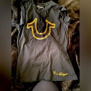 Women’s black t-shirt.